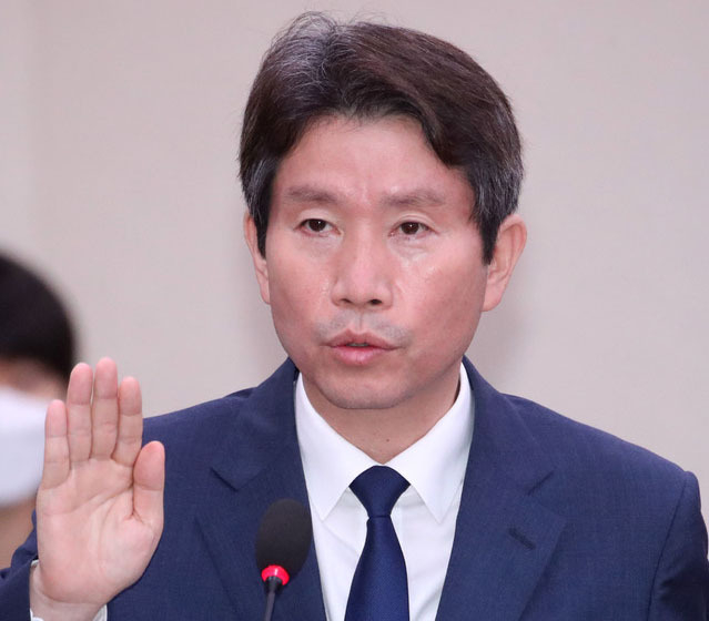 이인영 통일부장관 후보자가 23일 국회에서 열린 인사청문회에서 선서를 하고 있다. (사진=뉴시스 제공)