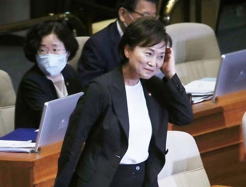 김현미 국토교통부 장관이 23일 서울 여의도 국회에서 열린 본회의 경제에 관한 대정부질문에서 의원 질의에 답하기 위해 단상으로 향하고 있다. (사진=뉴시스 제공)