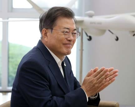 문재인 대통령이 국방과학연구소 창설 50주년(8월6일)을 맞아 최첨단 무기와 군사장비를 시찰하고 자주국방을 위한 무기개발에 매진중인 연구진을 격려하기 위해 23일 오전 대전시 유성구 국방과학연구소를 찾아 직원 격려 간담회에 참석해 박수를 치고 있다. (사진=청와대 제공)