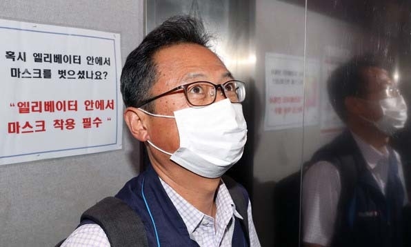 신종 코로나바이러스 감염증(코로나19) 위기 극복을 위한 노·사·정 합의안 찬반 여부를 표결에 부치는 민주노총 대의원대회가 열린 23일 오전 서울 중구 민주노총에서 김명환 민주노총 위원장이 승강기에 탑승해 있다. (사진=뉴시스)