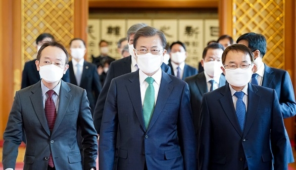 청와대는 24일 서주석 전 국방부 차관을 국가안보실 1차장으로 임명했다. 사진은 문재인 대통령(가운데). 사진=청와대 제공