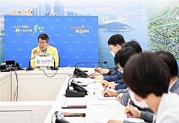 코로나19 발생현황 브리핑하는 변성완 부산시장 권한대행. 사진=부산시 제공