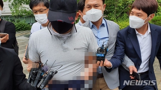 서울동부지법은 24일 오전 10시30분부터 약 1시간30분 동안 접촉사고를 이유로 응급환자가 탄 구급차를 막아선 택시기사 최모씨에 대한 특수폭행(고의사고), 업무방해 등 혐의 영장실질심사를 진행했다.(사진/뉴시스)