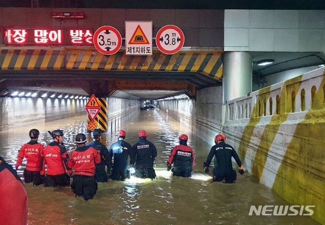부산지역에 호우경보가 발효된 23일 밤 부산 동구 초량동 부산역 제1지하차도에 물이 차면서 차량 6대가 침수, 시민 3명이 숨진 채 발견됐다. 사진은 해당 지하차도에서 소방대원들이 인명수색작업을 하고 있는 모습. (사진=부산경찰청 제공).