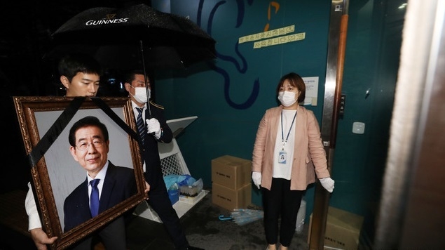 서울시 및 상조 관계자들이 지난 13일 서울 중구 서울광장에 차려진 고 박원순 서울시장의 시민분향소를 철거한 뒤 영정사진을 들고 시민청으로 향하고 있다.