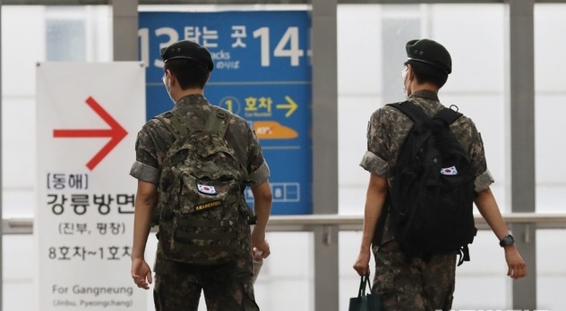 경기도 포천의 육군 전방부대에서 최소 8명의 신종 코로나바이러스 감염증(코로나19) 확진이 확인되며 군내 집단감염 우려가 나타나고 있다. 국방부에 따르면 육군 8사단 소속 모 부대에서 병사 2명이 지난 20일 오후 발열 증세를 보여 인근 병원에서 코로나19 검사를 받아 양성 반응이 나왔고, 밀접 접촉자였던 6명도 확진됐다.