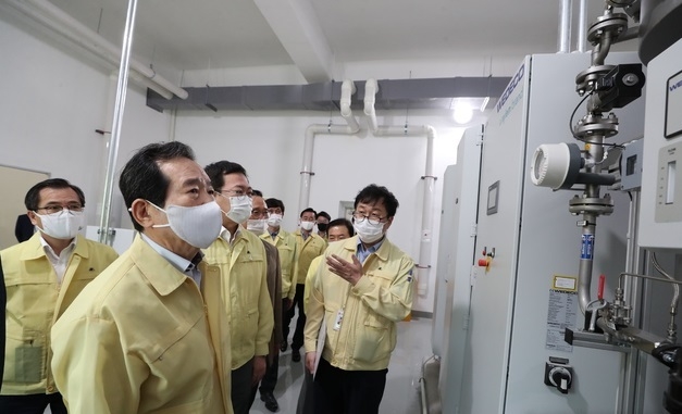 정세균 국무총리가 25일 오전 인천 부평 정수장을 찾아 현장을 점검하고 있다.