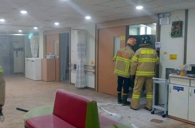 부산 연제구의 한 요양병원 2층 화장실 천장 화재. (사진=부산경찰청 제공)