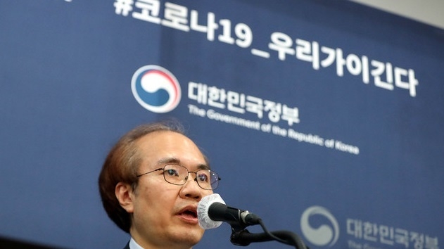코로나19 보건복지부-질병관리본부 외신 브리핑이 열린 17일 오후 서울 중구 프레스센터에서 권준욱 방역대책본부 부본부장이 브리핑을 하고 있다.