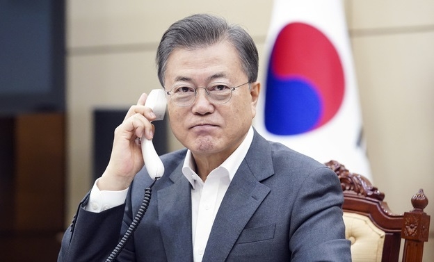 문재인 대통령이 10일 오전 청와대 여민관에서 빌 게이츠 빌&멜린다 게이츠 재단 이사장과 전화 통화하고 있다.(사진=청와대 제공)