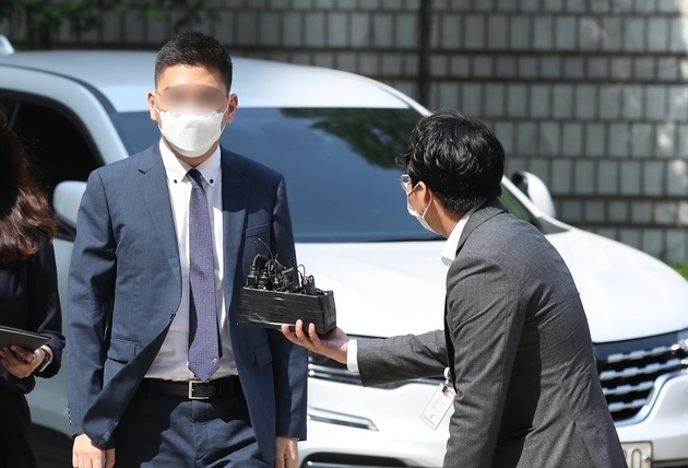 이른바 '검·언유착 의혹' 사건의 핵심 피의자로 꼽히는 이동재(왼쪽) 전 채널A 기자가 구속 전 피의자심문(영장실질심사)을 받기 위해 지난 17일 서울중앙지법으로 출석하고 있다.