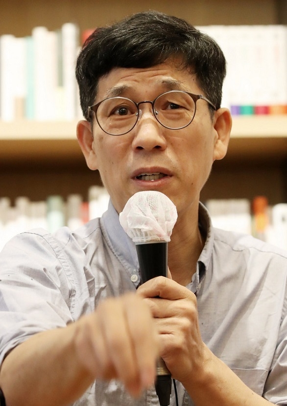 진중권 전 동양대 교수가 2일 오후 서울 강남구 최인아책방에서 '한국사회를 말한다 : 이념·세대·문화의 미래'라는 주제로 강연을 하고 있다.