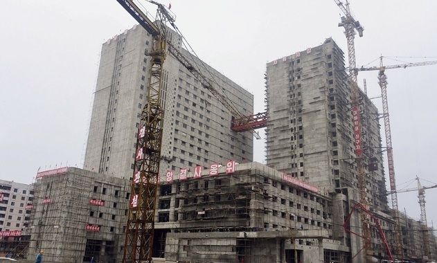 북한 조선중앙통신이 20일 제공한 촬영 날짜 미상의 사진에 평양에서 평양종합병원이 건설 되고 있다.
