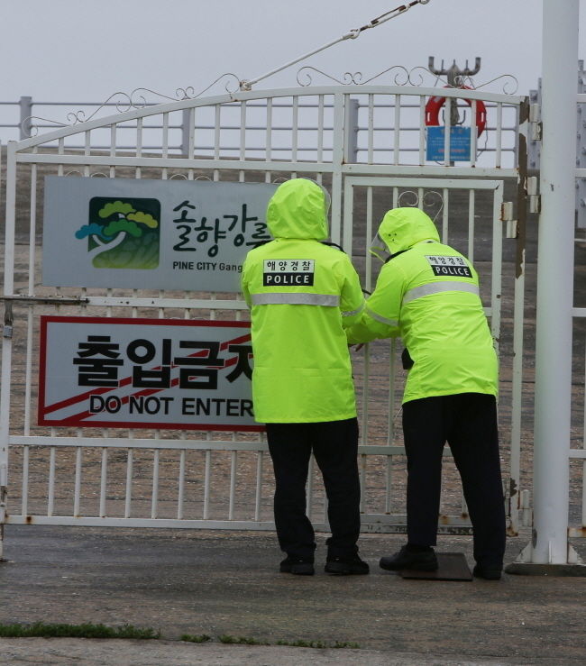 풍랑주의보가 발효 중인 24일 오후 강원 동해해양경찰서 강릉파출소 경찰관들이 강릉시 견소동 방파제 출입문을 잠그고 있다.(사진=뉴시스 제공)