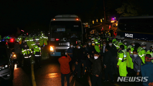 전남 구례군과 전북 남원시 경계인 도계 쉼터에서 26일 오전 3시 45분께 지리산 성삼재로 향하는 우등고속버스를 성삼재 시외버스 운행반대 추진위원회 (위원장 김영의)와 구례군민들이 막아서고 있다.