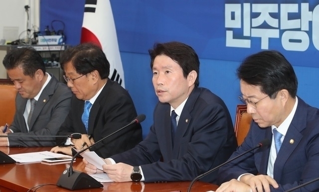 문재인 대통령이 27일 오전 11시 45분 이인영 통일부 장관을 임명재가했다. 사진은 이인영 통일부장관(가운데). 사진=뉴시스