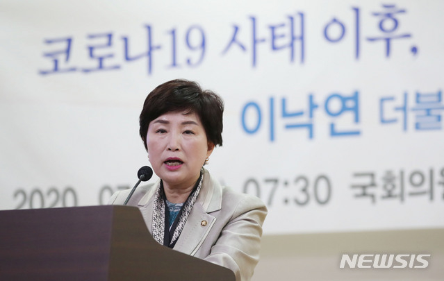 전혜숙 더불어민주당 의원은 서울시당 경선에 참여하지 않겠다고 밝혔다. 사지은 지난 1일 서울 여의도 국회 의원회관에서 열린 '코로나19 사태 이후, 대한민국 재도약의 길'에서 인사말을 하고 있는 전의원.(사진/뉴시스)