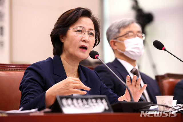 추미애 법무부장관이 27일 서울 여의도 국회에서 열린 법제사법위원회 전체회의에서 의원 질의에 답변하고 있다.(사진/뉴시스)
