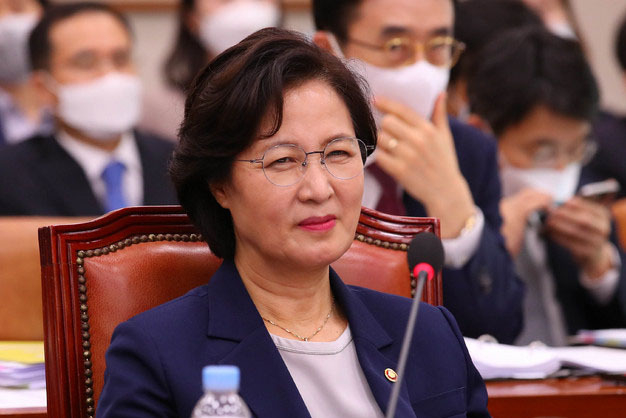 추미애 법무부 장관이 27일 서울 여의도 국회에서 열린 법제사법위원회 전체회의에 참석해 미소를 보이고 있다. (사진=뉴시스 제공)