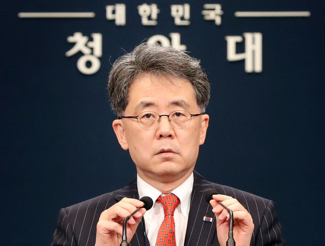 김현종 국가안보실 2차장이 28일 청와대 춘추관 대브리핑룸에서 한-미 미사일 지침과 관련해 "우주발사체 고체 연료 사용 제한을 완전히 해제"한다는 브리핑을 하고 있다. (사진=청와대 제공)