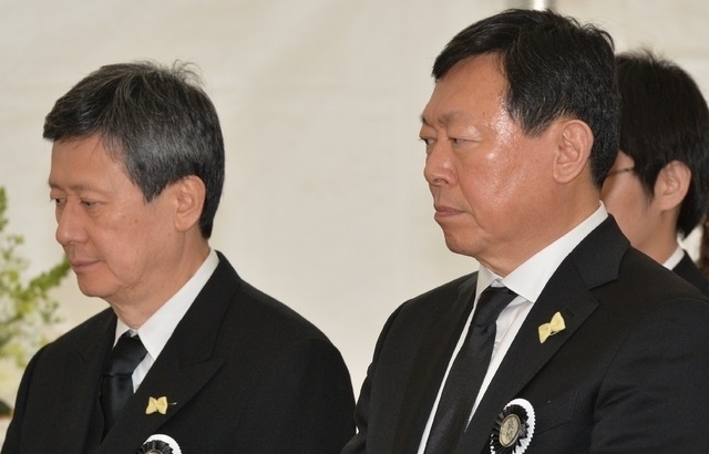 지난 1월 22일 울산시 울주군 둔기리 롯데별장에서 신동빈 롯데그룹 회장(오른쪽)과 신동주 SDJ코퍼레이션 회장(왼쪽)이 고(故) 신격호 롯데그룹 명예회장 노제를 지내고 있다. 사진=뉴시스