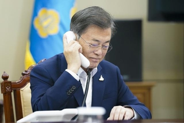 문재인 대통령이 28일 오후 청와대 여민관에서 저신다 아던 뉴질랜드 총리와 전화 통화하고 있다. (사진=청와대 제공)