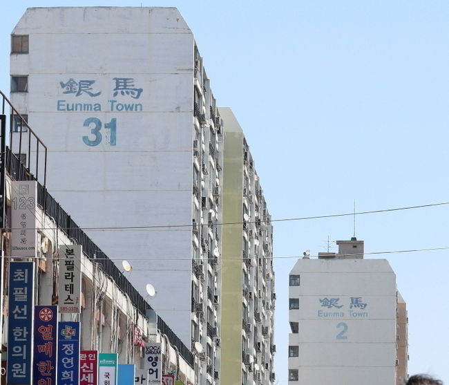 6·17 부동산 대책 발표 이후 규제 강화를 피하기 위한 재건축 초기 단지들의 사업 추진에 가속도가 붙기 시작했다.