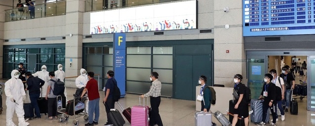 이라크 건설 현장 파견 근로자들이 31일 오전 인천국제공항 1터미널을 통해 귀국하고 있다.