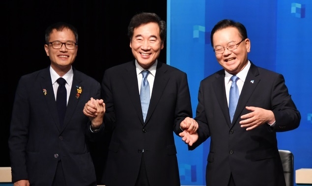 더불어민주당 대표 선거에 출마한 박주민·이낙연·김부겸(왼쪽부터) 후보가 31일 오후 부산 수영구 부산MBC에서 열린 당대표 후보자 초청 토론회에 참가하기에 앞서 포즈를 취하고 있다.