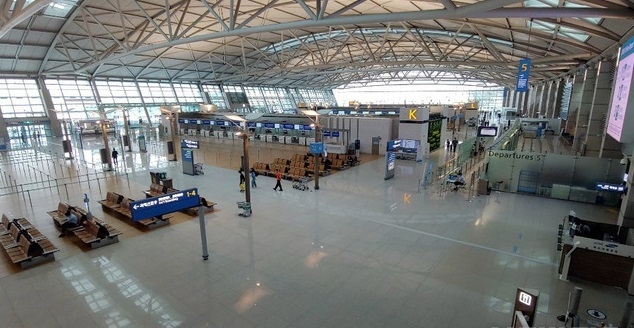 신종 코로나바이러스 감염증(코로나19) 사태가 6개월 이상 장기화 되면서 인천공항 제1여객터미널 출국장이 한산한 모습을 보이고 있다.