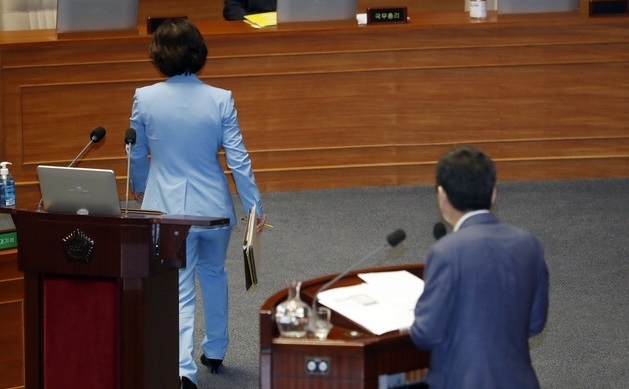 추미애 법무부 장관이 24일 서울 여의도 국회에서 열린 본회의 교육·사회·문화 대정부질문에 참석해 곽상도 미래통합당 의원 질의에 답변 후 자리로 돌아가고 있다.
