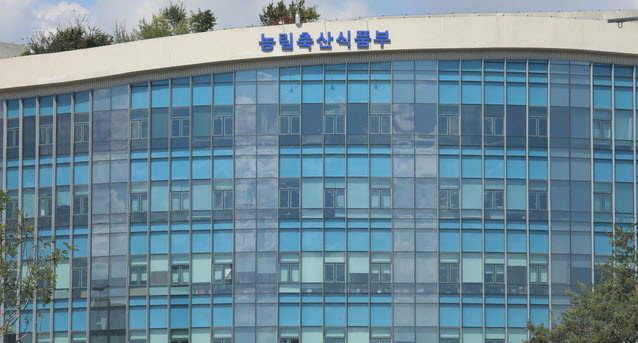 농림축산식품부는 호주에서 고병원성 조류인플루엔자(HPAI)가 발생해 호주산 가금(닭·오리 등), 타조와 가금육의 수입을 금지한다고 1일 밝혔다.