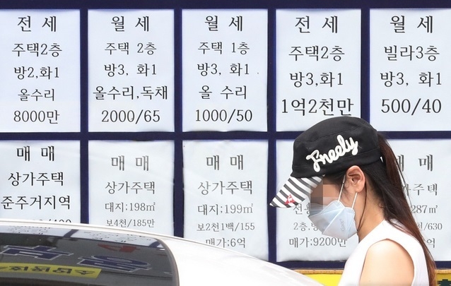 주택임대차보호법 개정안이 국무회의를 통과한 지난달 31일 오후 안천시 남동구 한 부동산중개업소에 '전세, 월세' 안내문이 붙어 있다.