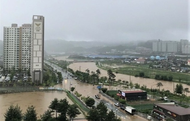 2일 새벽 충북 북부권에 집중호우가 내리면서 제천시 강저택지지구가 물에 잠겼다.