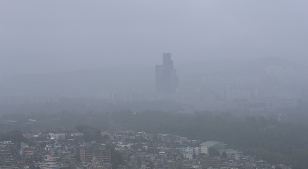 전국이 대체로 흐리고 장맛비가 이어지고 있는 가운데 30일 오전 서울 남산에서 바라본 서울 시내에 비구름에 덮혀 있다.