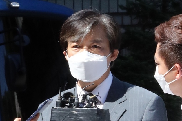 가족 비리와 감찰 무마 의혹 사건 등으로 기소된 조국 전 법무부 장관이 지난달 3일 오전 서울 서초구 서울중앙지법에서 열리는 공판에 출석해 기자들에게 입장을 밝히고 있다.