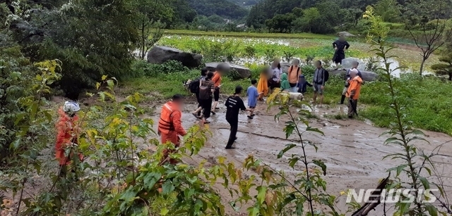 2일 새벽 충북 북부권에 집중호우가 내리면서 충주시 엄정면 주민들이 마을회관으로 대피하고 있다.이날 충주에는 전날부터 220㎜가 넘는 폭우가 쏟아졌다. (사진 = 충북소방본부 제공)