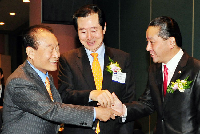 지난 2008년 대한의사협회 '창립 100주년 기념 전야제'에 참석한 故 임성기 회장 (맨 왼쪽). 당시 국회 보건복지가족위원장 변웅전 의원 (가운데) 대한의사협회 주수호 회장(맨 오른쪽) 등과 반갑게 인사하고 있다. )사진제공=뉴시스) 