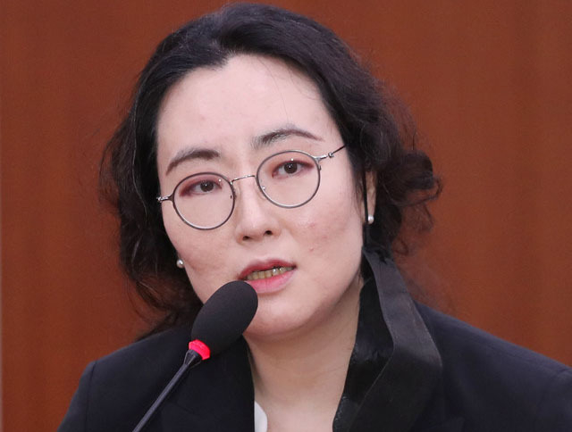 굿로이어스 공익제보센터의 전수미 변호사가 3일 오후 국회에서 열린 외교통일위원회 전체회의에서 의원의 질의에 답하고 있다. (사진=뉴시스 제공)