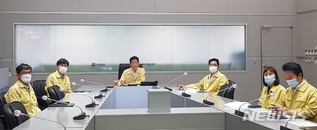 진영 행정안전부 장관이 3일 오후 세종로 정부서울청사 중앙재난안전상황실 서울상황센터에서 집중호우로 서울,경기,충청 등에서 피해가 발생하고, 앞으로 집중호우가 지속될 것으로 판단됨에 따라 긴급 점검회의 개최하고 있다. (사진=행정안전부 제공)