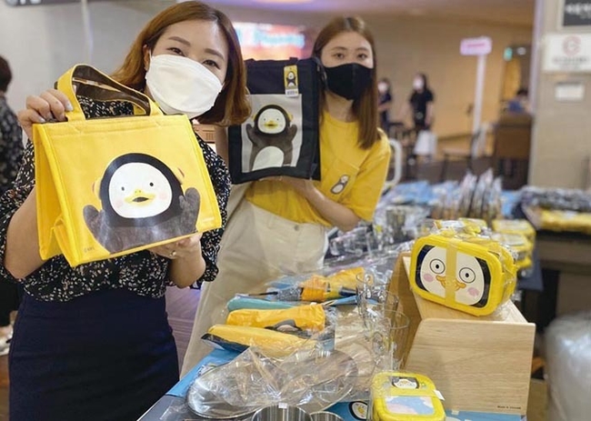 서울 롯데백화점 청량리점 3층 샤롯데광장에서 홍보 도우미들이 펭수 피크닉 용품을 소개하고 있다.