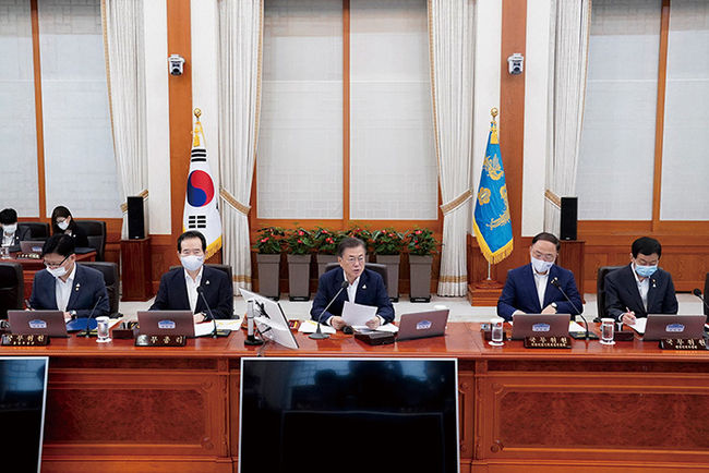 문재인 대통령이 21일 청와대 본관에서 열린 국무회의에 참석해 발언하고 있다.