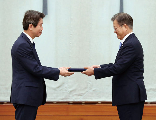문재인 대통령이 29일 청와대 본관에서 이인영 신임 통일부장관에게 임명장을 수여하고 있다.(사진=청와대 제공)