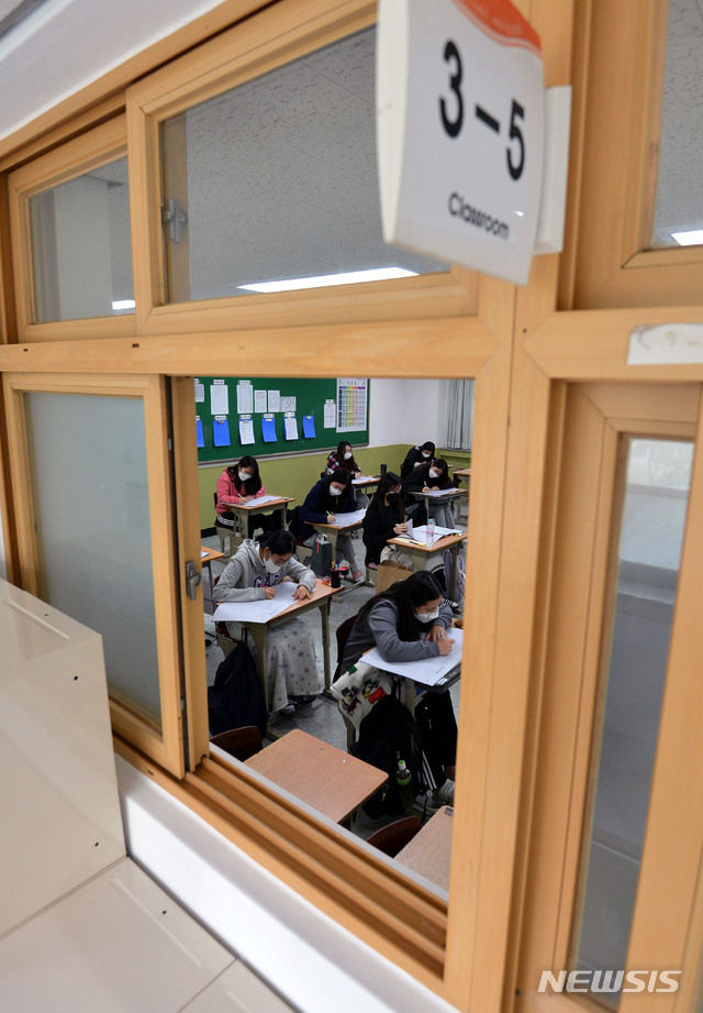 21일 오전 대구 수성구 범어동 대구여자고등학교에서 고3 학생들이 2020년 전국연합학력평가를 치르고 있다.(사진/뉴시스)