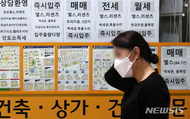 서울 송파구 부동산 밀집 지역에 매매, 전세 및 월세 매물을 알리는 안내문이 붙어 있는 모습(사진/뉴시스)