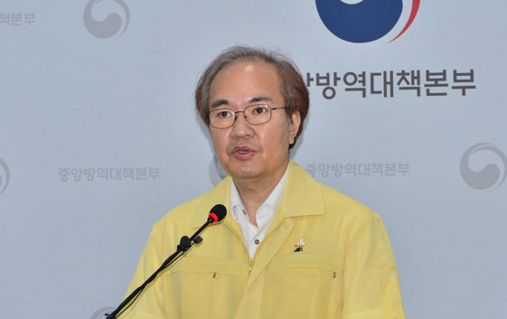 권준욱 질병관리본부 중앙방역대책본부 부본부장이 6일 오후 2시 충북 오송 질병관리본부에서 열린 신종 코로나 바이러스 감염증(코로나19) 정례브리핑에서 발언하고 있다. (사진=중앙방역대책본부 제공)