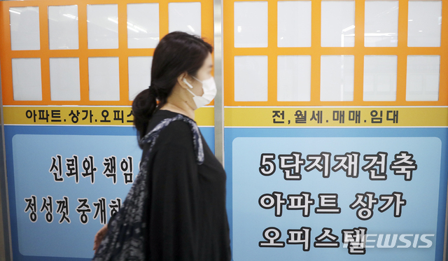 서울 송파구 아파트 단지 상가의 부동산 중개업소 아파트 매물 정보가 비어있는 모습(사진/뉴시스)