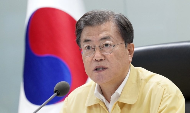 특별재난지역 선포가 일주일 만인 7일 이뤄져 정부와 문재인 대통령(사진)이 늑장대응 비판을 면치 못할 것으로 보인다. 사진=청와대 제공