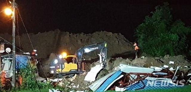 7일 오후 8시29분께 전남 곡성군 오산면 한 야산에서 산사태가 발생해 주택 4채를 덮쳐 3명이 심정지 상태에 빠졌다. 경찰과 소방대원, 군청 관계자들이 구조 작업을 진행하고 있다. (사진=곡성군 제공)
