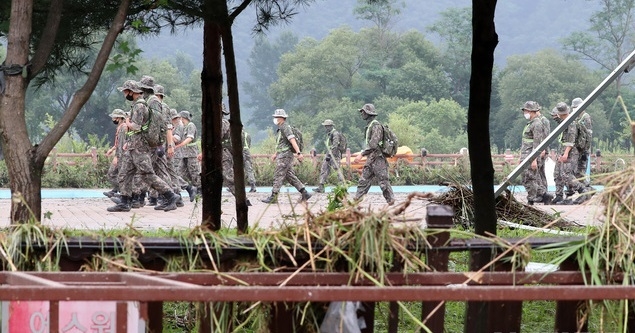 육군 2군단 불사조특공연대 장병들이 7일 오전 경기 가평군 자라섬에서 지난 6일 춘천 의암댐에서 발생한 선박 전복사고 관련 실종자 수색작전을 펼치고 있다.
